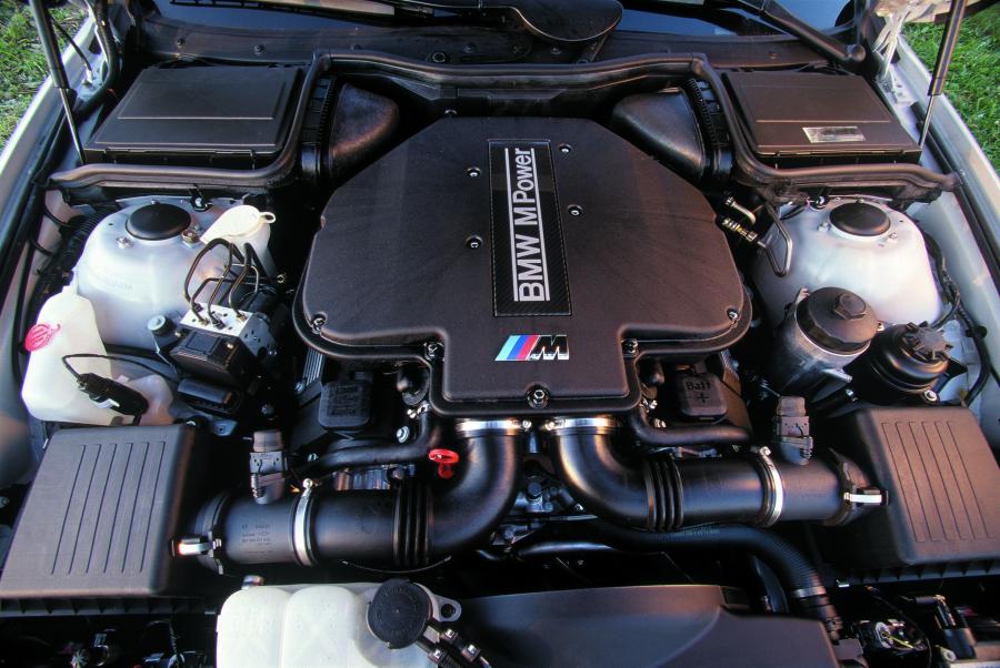 Моторный отсек BMW M5 (E39) 1999 года  (NA) (фото 2 из 19)
